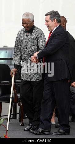 L'ancien président sud-africain Nelson Mandela et le Premier ministre britannique Gordon Brown AS sont dévoilés en l'honneur de Mandela sur la place du Parlement, en face des chambres du Parlement à Londres aujourd'hui. Banque D'Images