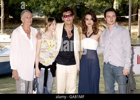 (G-D) Vanessa Redgrave, Saoirse Ronan, Joe Wright, Keira Knightley et James McAvoy lors d'une photo pour le film Exonement au 64ème Festival International du film de Venise. Banque D'Images