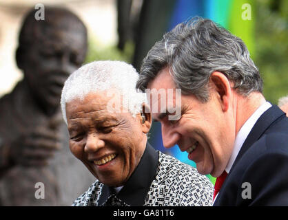 Statue de Mandela dévoilé Banque D'Images