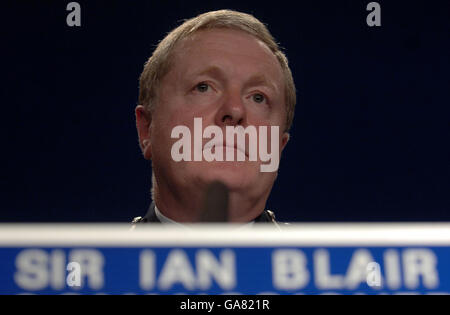 Le commissaire de la police métropolitaine, Sir Ian Blair, fait une déclaration lors d'une conférence de presse à Scotland Yard, Londres, au sujet du rapport du GIEC sur l'assassinat de Jean Charles de Menezes à la station de métro Stockwell en 2005. Banque D'Images