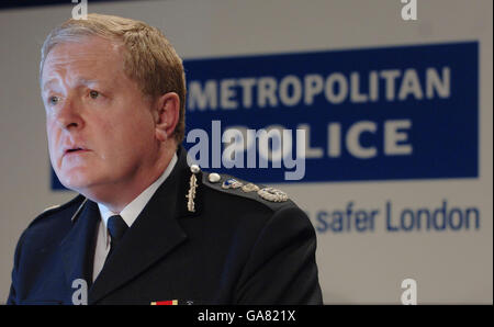 Le commissaire de la police métropolitaine, Sir Ian Blair, fait une déclaration lors d'une conférence de presse à Scotland Yard, Londres, au sujet du rapport du GIEC sur l'assassinat de Jean Charles de Menezes à la station de métro Stockwell en 2005. Banque D'Images