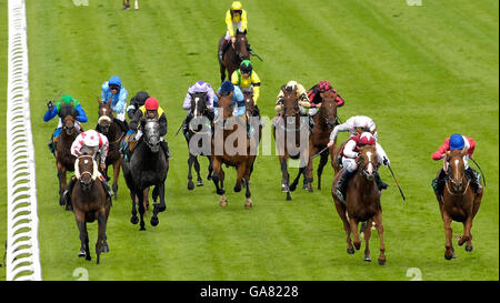 Courses hippiques - glorieux Goodwood - troisième jour.Allegretto, monté par le jockey Ryan Moore (à l'extrême droite), remporte la ABN AMRO Goodwood Cup à l'hippodrome de Goodwood. Banque D'Images