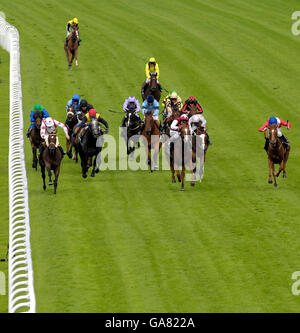 Allegretto, monté par le jockey Ryan Moore (à l'extrême droite), remporte la ABN AMRO Goodwood Cup à l'hippodrome de Goodwood. Banque D'Images