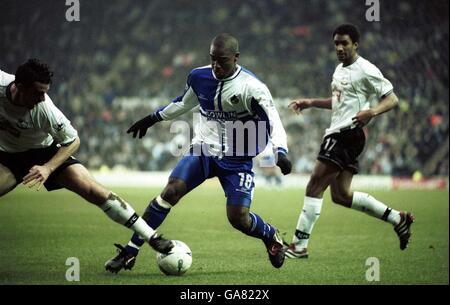 Football - AXA FA Cup - troisième tour - Derby County / Bristol Rovers.Nathan Ellington, de Bristol Rovers, est le deuxième membre de son équipe, tandis que François Grenet, du comté de Derby, tente de l'arrêter. Banque D'Images