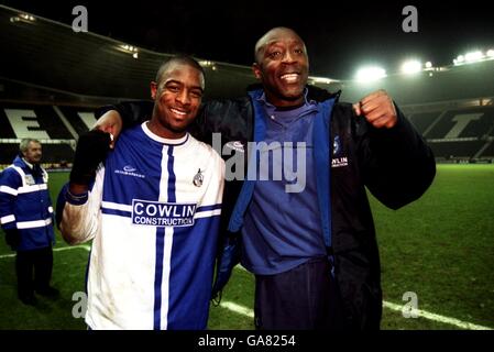 Football - AXA FA Cup - troisième tour - Derby County / Bristol Rovers.Nathan Ellington, le héros du jeu de chapeau de Bristol Rovers, avec son directeur Garry Thompson après la victoire contre le comté de Derby Banque D'Images