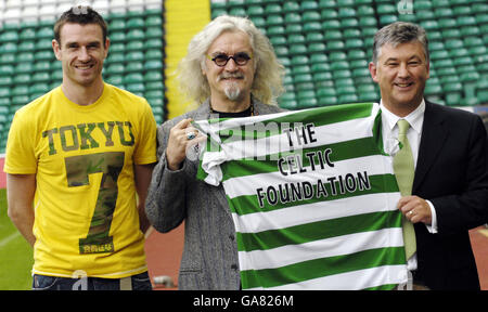 Le comédien Billy Connolly avec le capitaine du Celtic Steven McManus (à gauche) et le chef de l'exécutif Peter Lawwell (à droite) lors d'une conférence de presse au Celtic Park à Glasgow. Banque D'Images