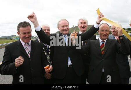 (De gauche à droite) le ministre des Affaires étrangères Dermot Ahern TD qui, avec le premier ministre adjoint Martin McGuinness et le député provincial de Conor Murphy, ministre du développement régional, ont inauguré officiellement le nouveau chemin A1N1 Newry Dundalk Link. Banque D'Images