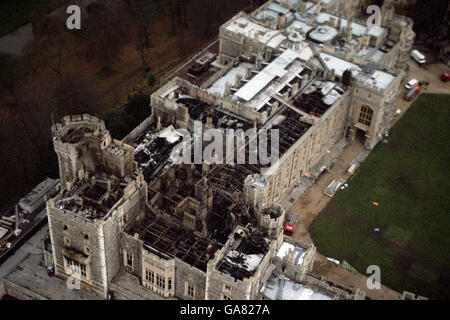 Vue aérienne du château de Windsor montrant les dommages causés au toit par l'incendie. Banque D'Images