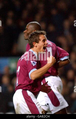 Lee Hendrie de Aston Villa célèbre après le deuxième but de le jeu Banque D'Images