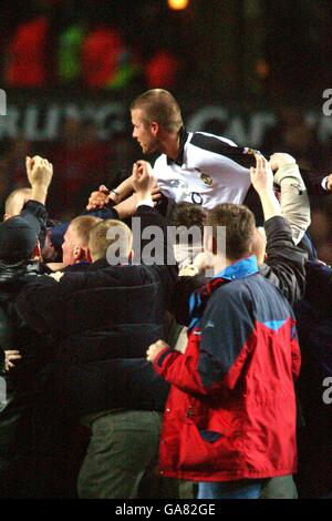 Football - coupe AXA FA - troisième tour - Aston Villa / Manchester United.David Beckham, de Manchester United, est entouré de fans qui célèbrent leur victoire Banque D'Images