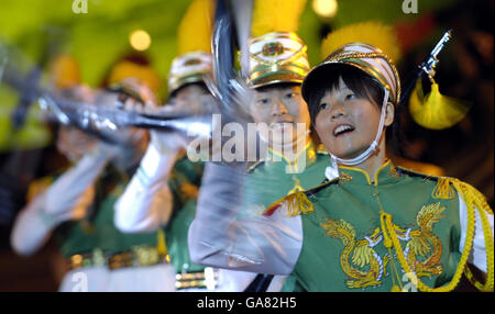 L'école secondaire senior de Taipei First Girls Honor Guard and Drum corps se produire lors de la répétition du déguisement du Tattoo militaire d'Édimbourg au château d'Édimbourg. Banque D'Images