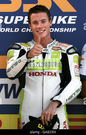 James Toseland, en Grande-Bretagne, célèbre la victoire lors du championnat du monde de Superbike SBK au circuit Brands Hatch, dans le Kent. Banque D'Images