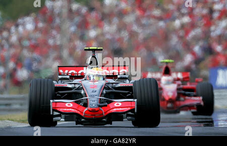 Course automobile Formula One - Grand Prix de Hongrie - course - Budapest.Lewis Hamilton dirige Kimi Raikkonen lors du Grand Prix de Hongrie sur le circuit Hungaroring, près de Budapest, Hongrie. Banque D'Images