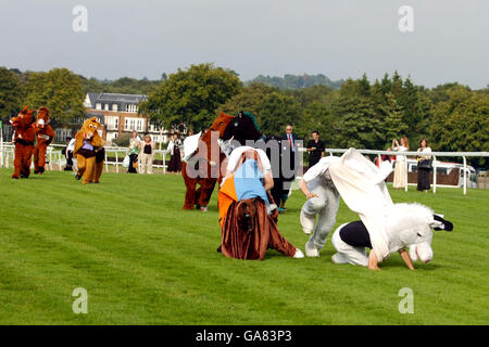 Les courses de chevaux - PFA & Nuit Elmbridge - Sandown Park Banque D'Images