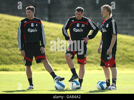 Football - UEFA Champions League - quart de finale - première étape - Liverpool v Chelsea - Liverpool Training - Melwood.Le capitaine de Liverpool Steven Gerrard (à gauche), Jamie Carragher et Dirk Kuyt (à droite) lors d'une séance d'entraînement à Melwood, à Liverpool. Banque D'Images