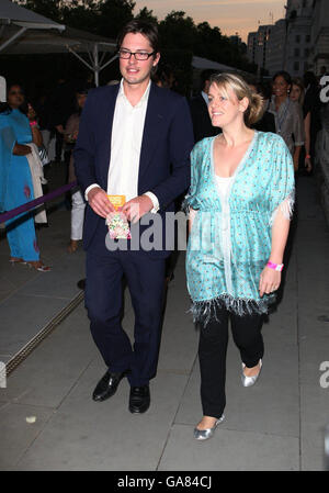 Harry Lopes et Laura Parker-Bowles arrivent à la première mondiale de Chak de India (Go for IT India) à Somerset House à Londres. Banque D'Images