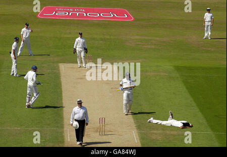 Singh Dhoni de l'Inde atteint son demi-siècle au large de l'Angleterre Monty Panesar (en bas à droite) pendant la deuxième journée du troisième match de npower Test au Brit Oval, Kennington, Londres. Banque D'Images