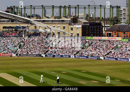 Une foule en rupture de stock pendant la deuxième journée du troisième match de npower Test au Brit Oval, Kennington, Londres. Banque D'Images