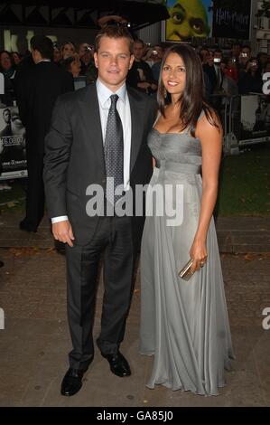 Matt Damon et son épouse Luciana arrivent pour la première britannique du Bourne Ultimatum, à l'Odeon West End dans le centre de Londres. Banque D'Images