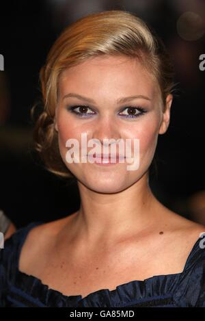 Julia Stiles arrive pour la première britannique de la Bourne Ultimatum, à l'Odeon West End dans le centre de Londres. Banque D'Images