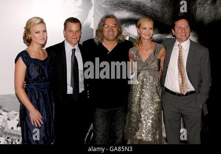 Julia Stiles, Matt Damon, Paul Greengrass, Joan Allen et Tony Gallop arrivent pour la première britannique du Bourne Ultimatum, à l'Odéon West End, dans le centre de Londres. Banque D'Images