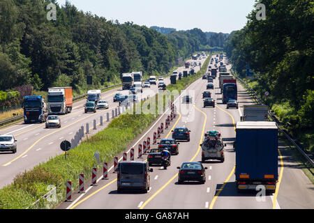 L'Europe, l'Allemagne, en Rhénanie du Nord-Westphalie, Roesrath, le trafic sur l'autoroute A 3 en direction de Roesrath près de Francfort. Banque D'Images