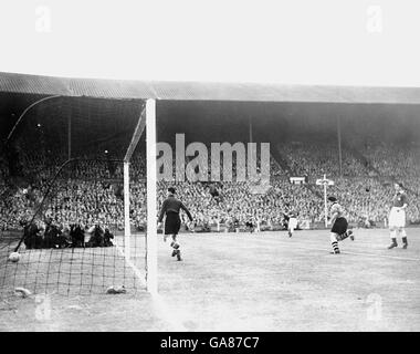 Gordon Bradley (l), gardien de but de Leicester City, ne peut regarder que comme Jesse Pye (r) de Wolverhampton Wanderers marque le premier but de le jeu Banque D'Images