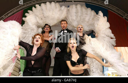 Duncan James et les acteurs de Chicago sur scène lors de la semaine annuelle des enfants dans le West End, qui célèbre le Theatreland de Londres, à Covent Garden, dans le centre de Londres. Banque D'Images