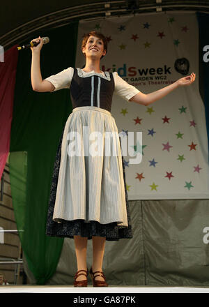 Connie Fisher, en tant que Maria Von Trapp de The Sound of Music, sur scène lors de la semaine annuelle des enfants dans le West End, qui célèbre le Theaterland de Londres, à Covent Garden, dans le centre de Londres. Banque D'Images