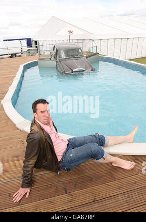 Christian O'Connell de Virgin radio est vu avec la Rolls Royce de DJ Suggs, qui a été déposé dans une piscine après que ce dernier a perdu un pari sur l'air, Chelmsford, Essex. Banque D'Images