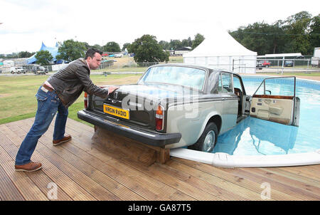 Christian O'Connell de Virgin radio est vu avec la Rolls Royce de DJ Suggs, qui a été déposé dans une piscine après que ce dernier a perdu un pari sur l'air, Chelmsford, Essex. Banque D'Images