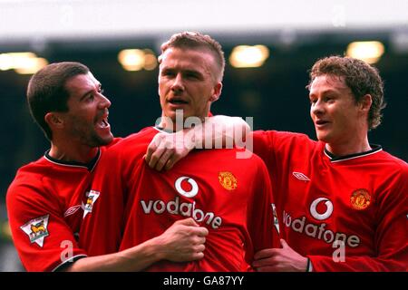 Roy Keane et Ole Gunnar Solskjaer de Manchester United célèbrent avec Le gardien de but David Beckham (au centre) après que Beckham ait marqué le deuxième but Contre Sunderland Banque D'Images