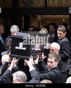 Le cercueil de Tony Wilson est réalisé de l'église après les funérailles du mogul de musique à l'église RC de Sainte Marie (le Gem caché) dans le centre de Manchester. Banque D'Images