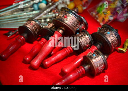 Roues de prière tibétain au marché tibétain à Leh Banque D'Images