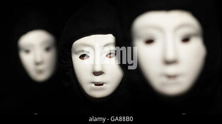 Photo. Des artistes de « They They Think is All » font la promotion de leur spectacle du festival des Fringe d'Édimbourg sur le Royal Mile. Banque D'Images