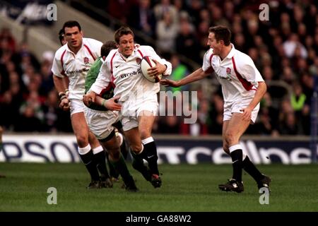 Rugby Union - Lloyds TSB six Nations Championship - Angleterre contre Irlande.Jonny Wilkinson, en Angleterre, est attaqué par Mick Galwey, en Irlande Banque D'Images