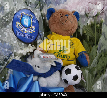 Fleurs et jouets laissés sur la scène du tournage de Rhys Jones qui a été assassiné mercredi soir devant le pub Fir Tree dans la région de Croxteth à Liverpool. Banque D'Images