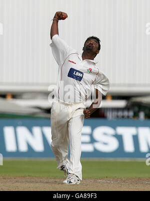 Muttiah Muralitharan, de Lancashire, se lance dans le championnat du Hampshire John Crawley lors du match de la Liverpool Victoria County Championship Division One au terrain de cricket d'Old Trafford, à Manchester. Banque D'Images