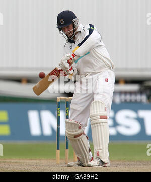 John Crawley, du Hampshire, manque une balle de Steven Croft, du Lancashire, lors d'un match de la Liverpool Victoria County Championship Division One au Old Trafford Cricket Ground, à Manchester. Banque D'Images