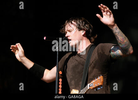 Tom DeLonge, d'Angels et Airwaves, se présentant sur scène au Carling Reading Festival de 2007 à Reading, dans le Berkshire. Banque D'Images