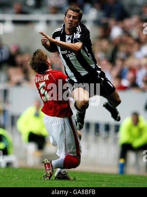 Football - Carling Cup - second tour - Newcastle United / Barnsley - St James Park.Michael Owen de Newcastle est fouillé par Robert Kozluk de Barnsley lors du deuxième tour de la Carling Cup au St James Park, à Newcastle. Banque D'Images