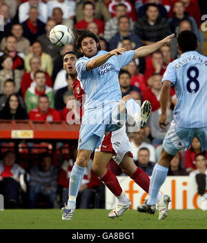 Rolando Bianchi (à droite) de Manchester City est défié par Bradley Orr de Bristol City lors du deuxième tour de la coupe Carling à Ashton Gate, Bristol. Banque D'Images