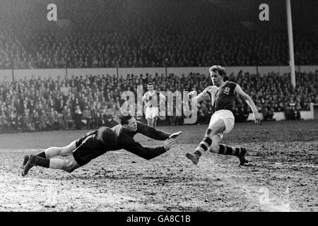 Gerry Hitchens (r), de Aston Villa, braque le ballon Le gardien de but Tottenham Hotspur Ted Ditchburn (l) plonge à ses pieds Banque D'Images