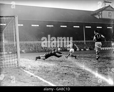 Gerry Hitchens (r), de Aston Villa, braque le ballon Le gardien de but Tottenham Hotspur Ted Ditchburn (l) plonge à ses pieds Banque D'Images