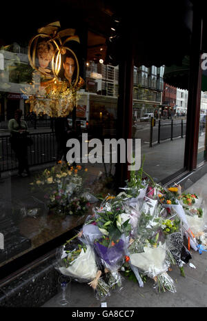 Hommages laissés à l'extérieur du grand magasin Harrods de Londres, à la mémoire de Diana, de la princesse de Galles et de Dodi Fayed. Banque D'Images