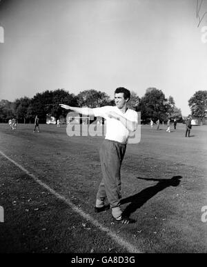 Football - FA 100e anniversaire Match - Angleterre v reste du monde - Angleterre entraînement.Bobby Smith en Angleterre s'échauffe au terrain d'entraînement de la Banque d'Angleterre à Roehampton Banque D'Images