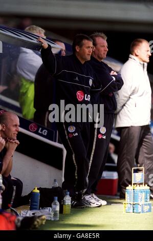 Football - FA Barclaycard Premiership - Leicester City / Manchester United.Le nouveau directeur de Leicester City, Micky Adams, regarde ses côtés se reléguer Banque D'Images