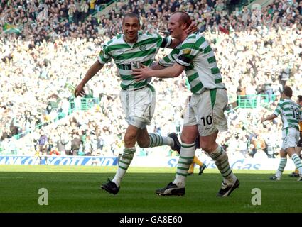 Scottish Soccer - Bank of Scotland Premier League - Celtic / Livingston.Henrik Larsson de Celtic célèbre avec son coéquipier John Hartson après avoir marquant le 4e but du match contre Livingston Banque D'Images