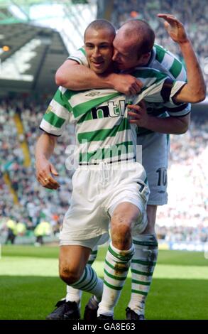 Scottish Soccer - Bank of Scotland Premier League - Celtic / Livingston.Henrik Larsson, de Celtic, célèbre avec son coéquipier John Hartson après avoir marquant le 4e but du match Banque D'Images