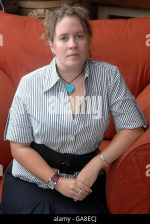 Une photo non publiée de 24/8 2007 de l'enseignante Antoinette Lyons, chez elle à Bourn, Cambridgeshire, qui a été molestée par son beau-père en tant qu'enfant, a parlé aujourd'hui de sa colère face à la vente de ses livres aux écoles. Banque D'Images